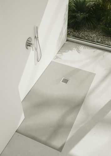 Nawierzchnia imitująca cement w łazience to ponadczasowe rozwiązanie